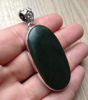 Zilveren hanger met grote ovale groene Jade